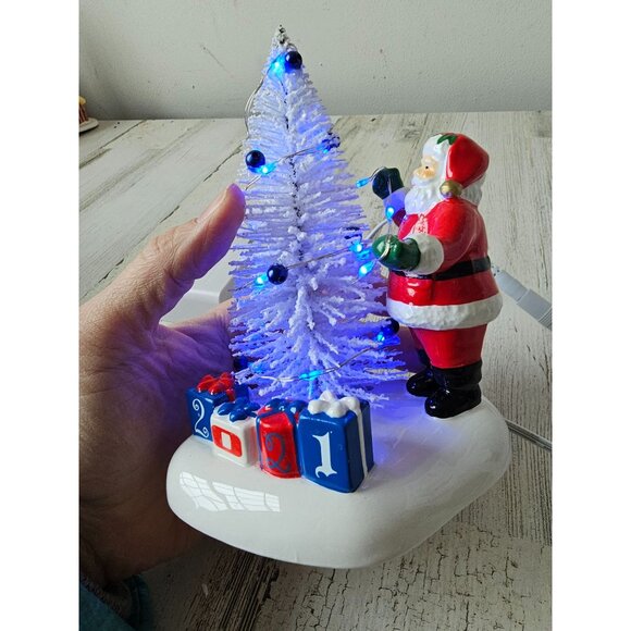 Dept 56 Santa comes town‎ 2021 6007775 new tree light up - Picture 6 of 11